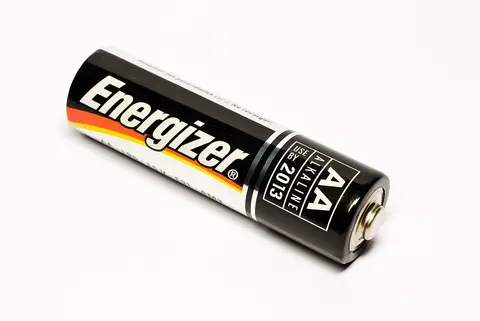 건전지(AA, 1.5 V) — 볼록한 쪽이 (+)극, 평평한 쪽이 (−)극이에요