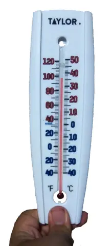 알코올 온도계 — 빨간 액체 기둥의 끝을 눈높이에서 읽어요(°C 눈금)