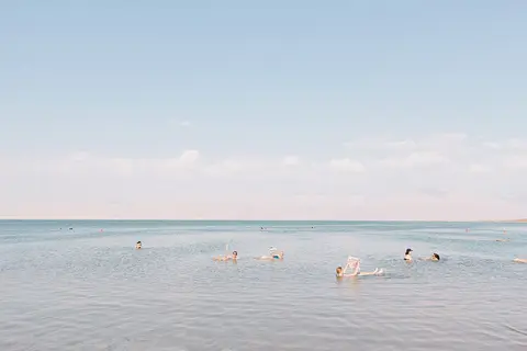사해에 떠 있는 사람들 — 소금이 아주 많이 녹은 진한 바닷물이라 사람이 쉽게 떠요