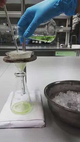 거르기 — 유리 막대를 따라 천천히 부으면 녹지 않은 고체는 거름종이에 남고, 물과 물에 녹은 것은 빠져나와요