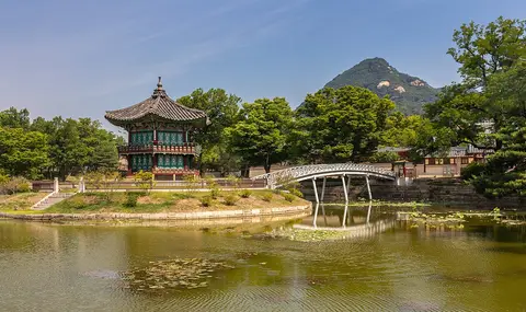 나뭇잎이 푸르게 우거진 경복궁 향원정 — 같은 곳의 여름 무렵