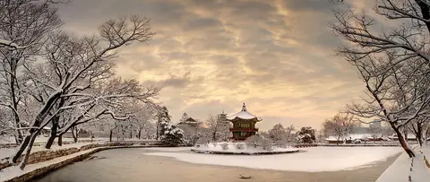눈 덮인 경복궁 향원정 — 겨울