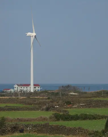 제주도 바닷가의 풍력 발전기 — 바람이 큰 날개를 돌려 전기를 만들어요