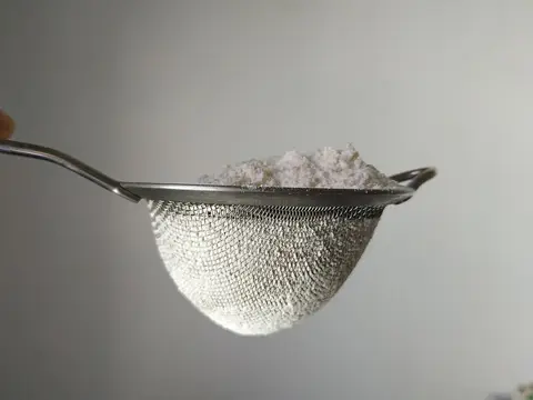부엌 체 — 고운 가루는 체의 구멍으로 빠지고, 구멍보다 큰 덩어리는 체에 남아요