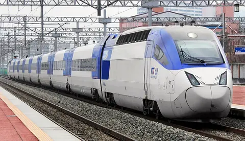 고속 열차 KTX-산천 — 가장 빠를 때 시속 약 300 km 로 달려요