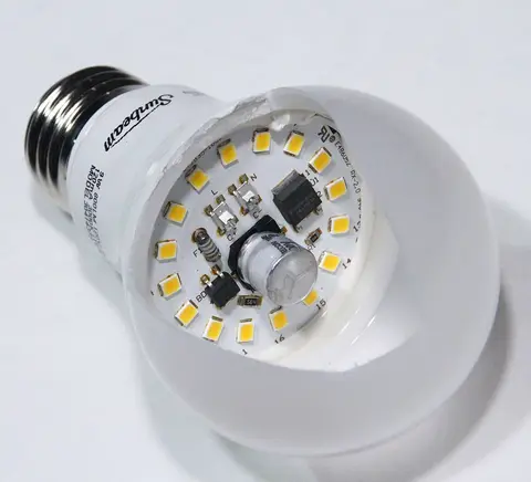 LED 전구의 속 — 작은 LED 여러 개가 빛을 내요. 같은 밝기의 백열전구보다 전기를 훨씬 적게 써요