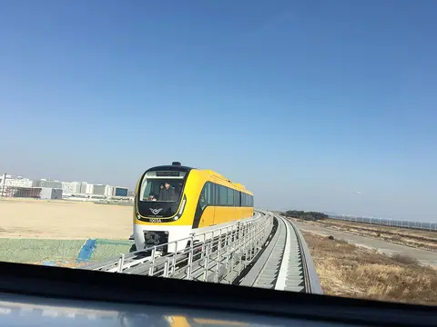 인천국제공항 자기 부상 열차(2016년) — 전자석의 힘으로 선로 위에 떠서 달려요