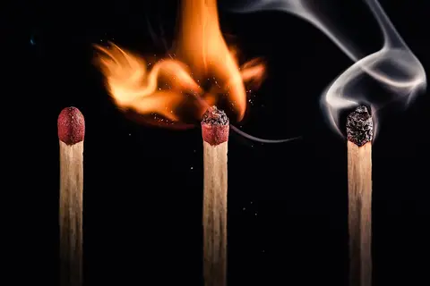 불을 붙이기 전 · 불이 붙는 순간 · 다 탄 뒤의 성냥 — 성냥 머리를 그어 온도를 높이면 불이 붙어요