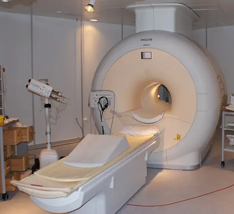 병원의 MRI(자기 공명 영상 장치, 스웨덴 예테보리) — 둥근 통 속의 아주 센 전자석으로 몸속을 찍어요