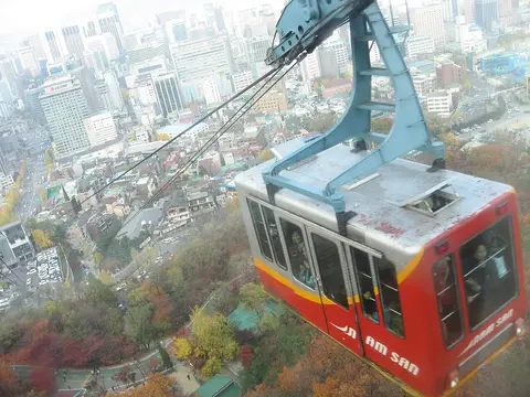 서울 남산 케이블카 — 줄에 매달려 거의 같은 빠르기로 오르내려요