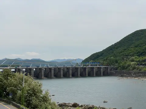 팔당댐 — 서울 · 경기 사람들이 쓰는 물을 모아 두는 물 자원이에요