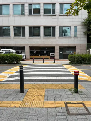 고원식 횡단보도(서울 서강대학교 앞) — 횡단보도를 인도 높이로 높여 차가 속력을 줄이게 해요