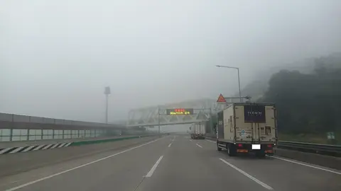 안개 낀 고속도로 — 앞이 잘 보이지 않아 불을 켜고 천천히 달려야 해요