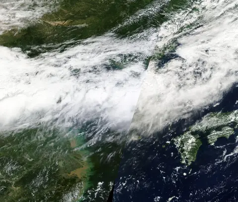 위성으로 본 정체 전선(2022년 8월 8일) — 한반도 가운데를 가로지른 긴 구름 띠에서 서울에 큰비가 내렸어요